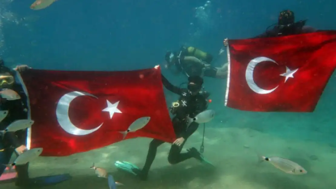 Denizin dibinde Türk bayrağı açıp, 19 Mayıs'ı kutladılar