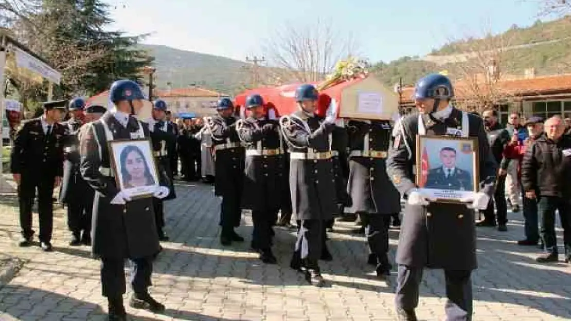 DEPREMDE GÖÇÜK ALTINDA KALAN BAŞÇAVUŞ VE KIZI TOPRAĞA VERİLDİ