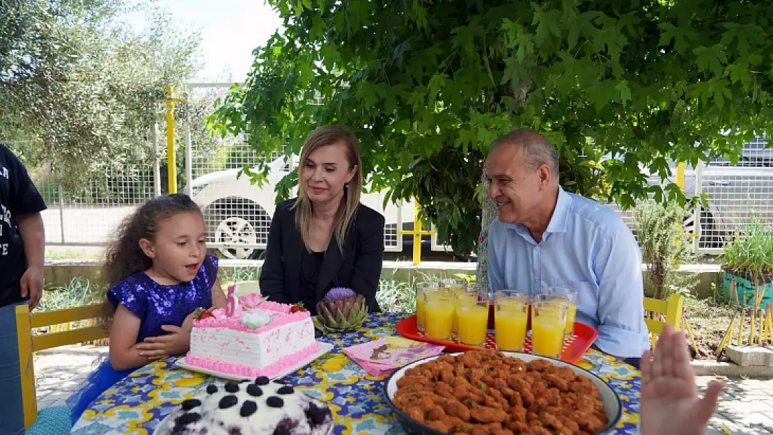 Depremzede Elif'e sürpriz doğum günü