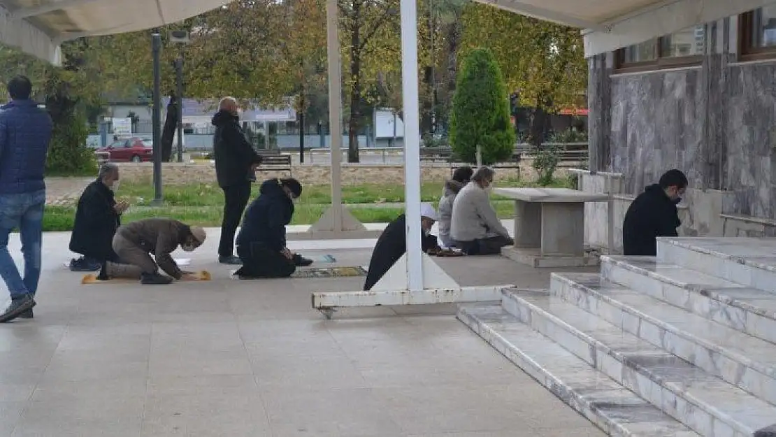 Evlerine en yakın camiye gittiler