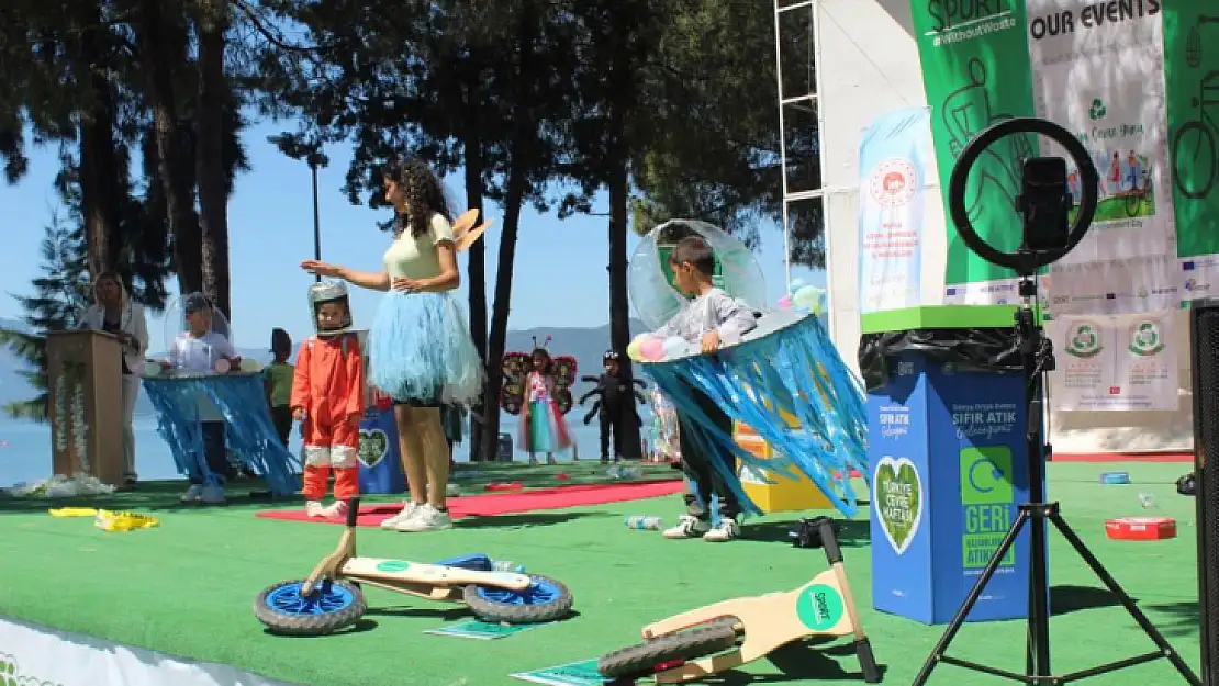 Festival Alanında Defile Sunumu Yapıldı