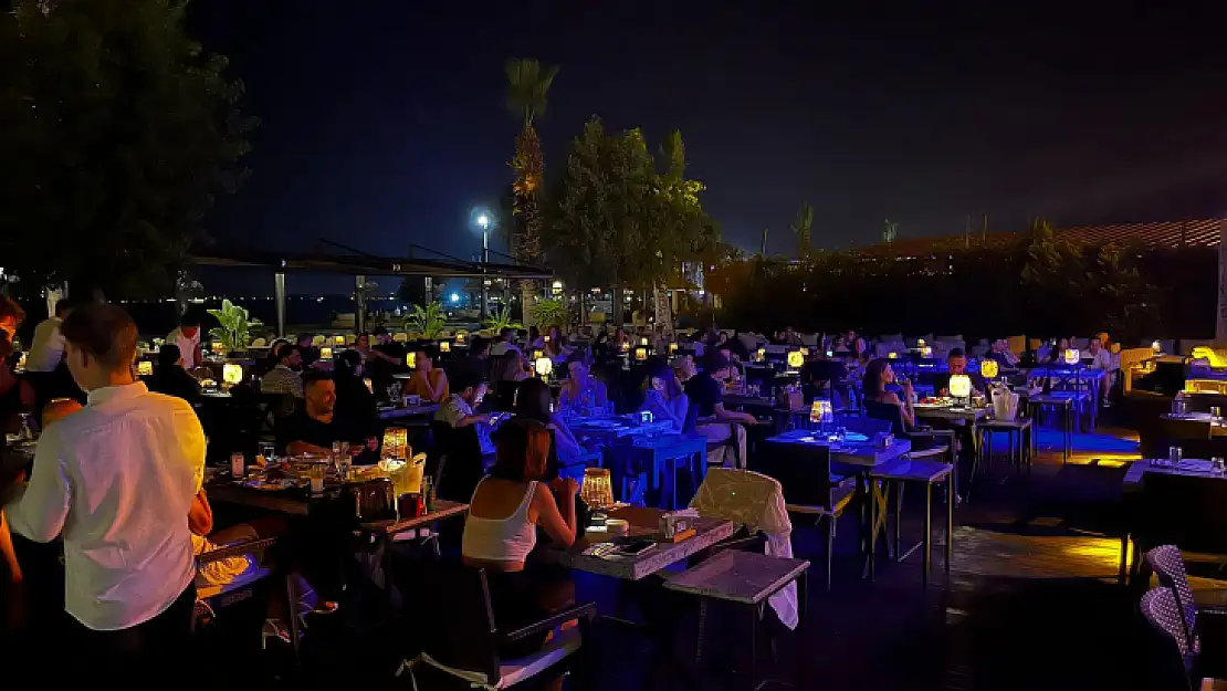 Fethiye Barbunn Cafe Bistro'da İpek Demir rüzgarı esti