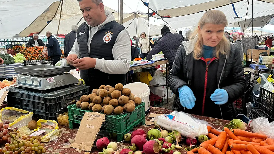 Fethiye Cuma Pazarı Esnafı Akdan, 'Yağışlar Fiyatları Etkiliyor, Ama Pazar Yine İyi'