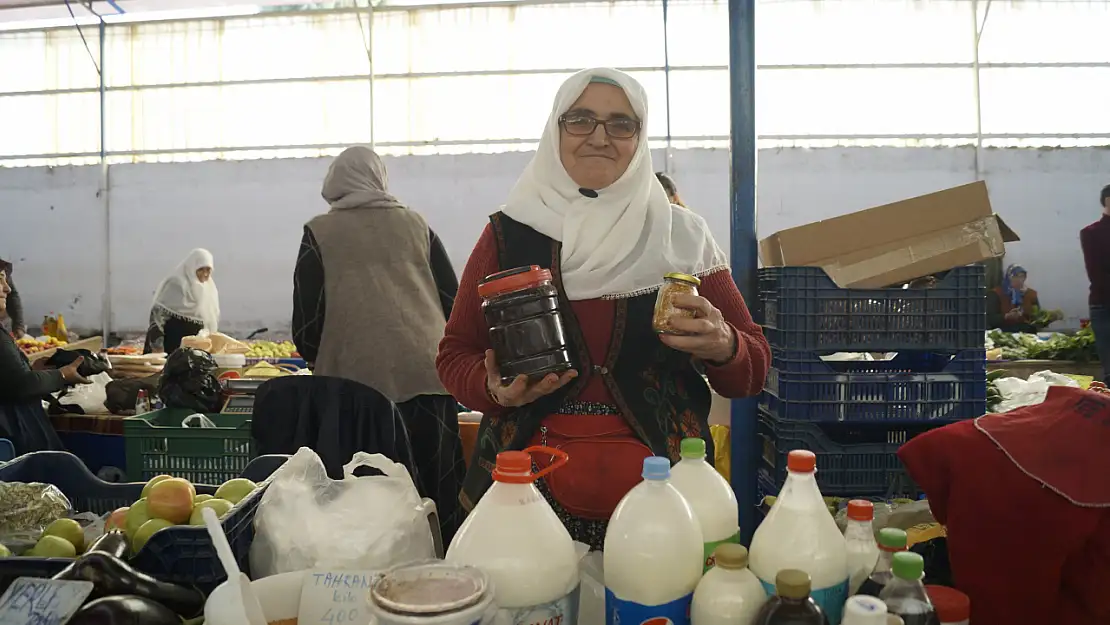 Fethiye Cuma Pazarı'nda 30 Yıllık Tezgah ile Dört Çocuk Evlendirdi