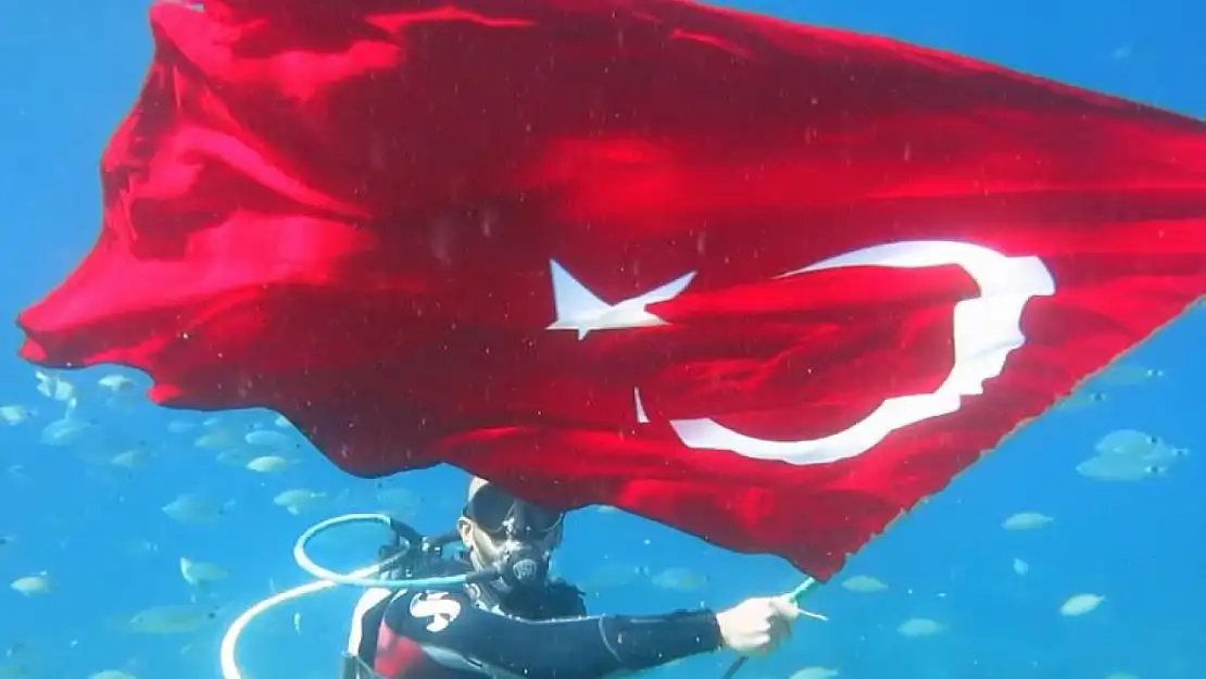 Fethiye'de Atatürk'ü deniz dibinde andılar