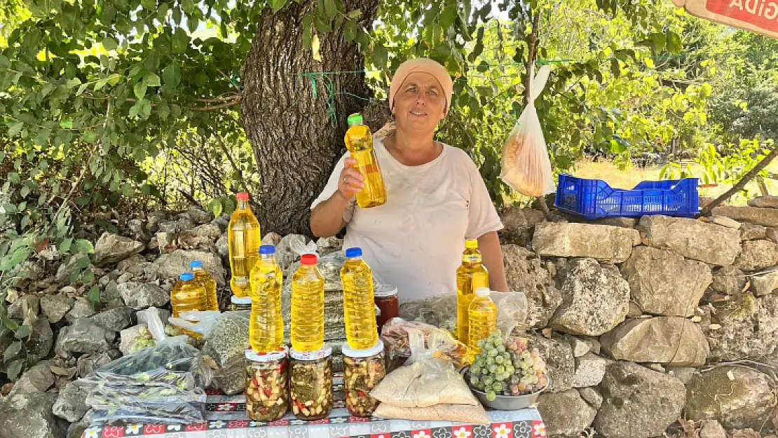 Fethiye'de bahçesinde yetiştirdiği doğal ürünleri satarak çocuklarını okutuyor