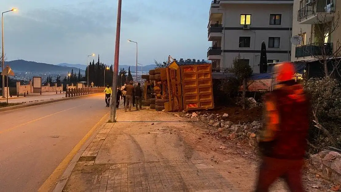 Fethiye'de Hafriyat Yüklü Kamyon Devrildi: 2 Yaralı