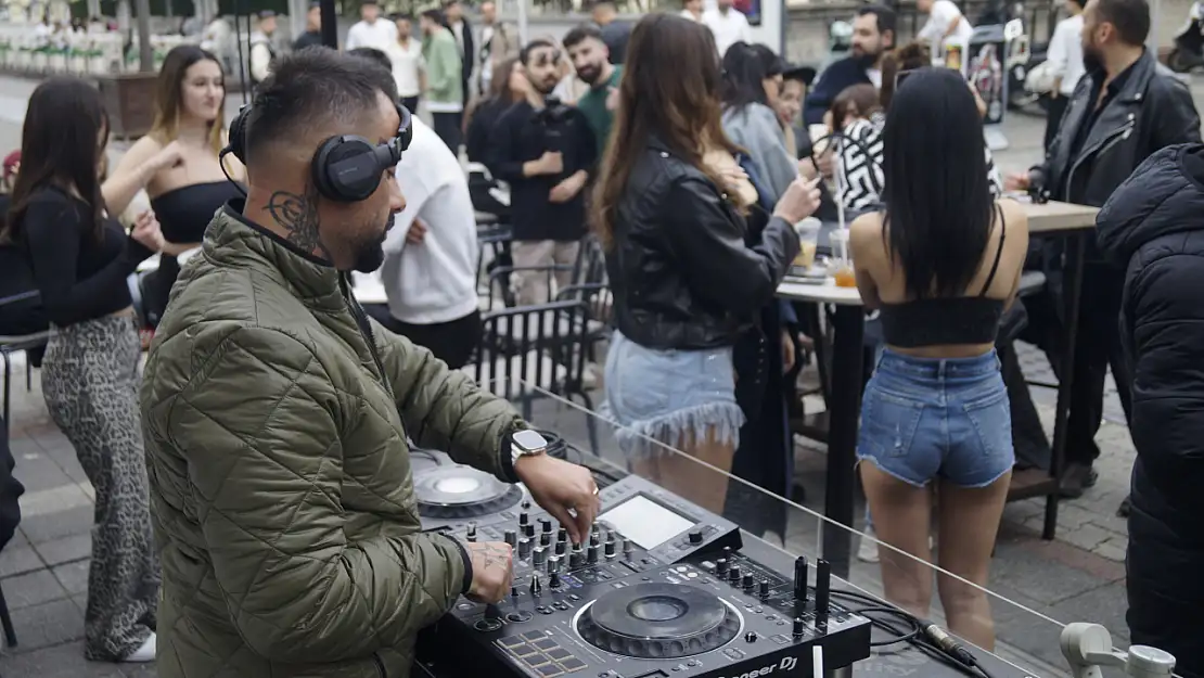 Fethiye'de kahve ve müziğin buluştuğu etkinliğe yoğun katılım