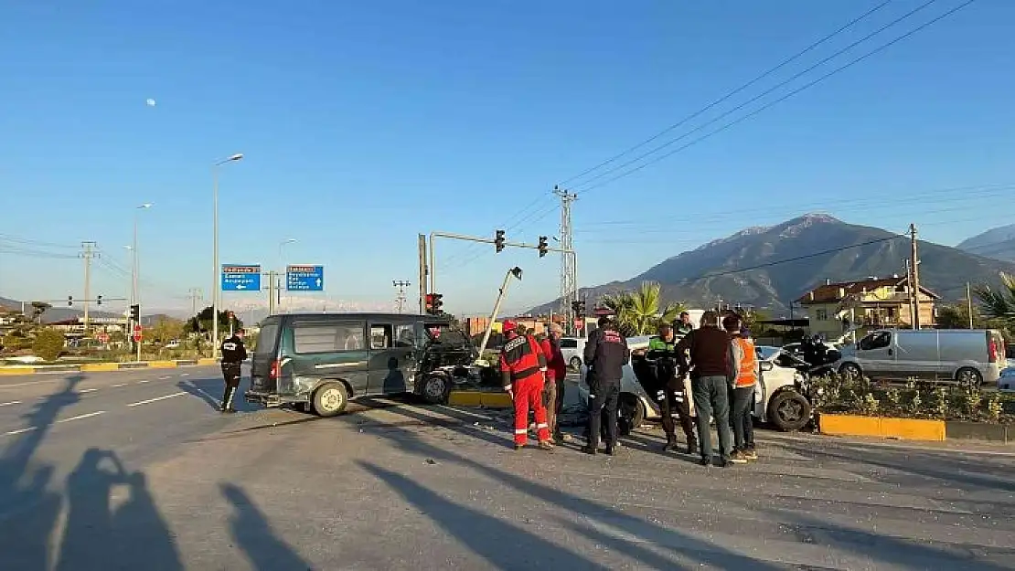 Fethiye'de kamyonet ile otomobil çarpıştı: 5 yaralı