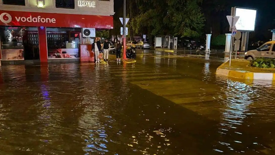 Fethiye'de sağanak yağış etkili oldu