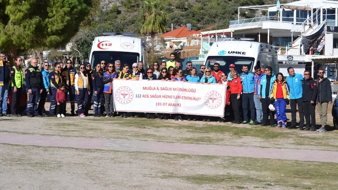 Fethiye'de sağlık personelleri yamaç paraşütü yaptı, Türk bayrağı açtı