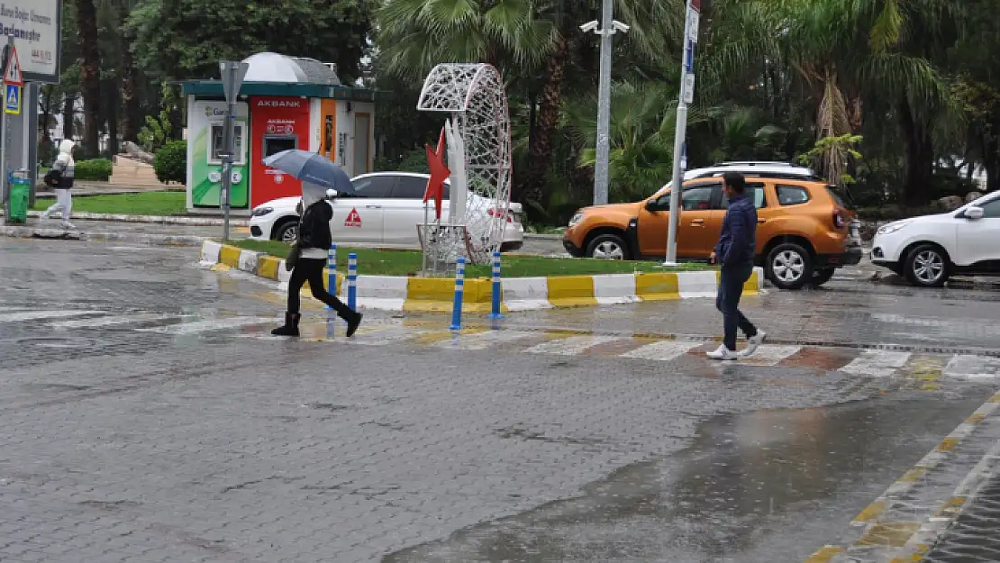 Fethiye'de Şiddetli Yağış Hayatı Olumsuz Etkiledi