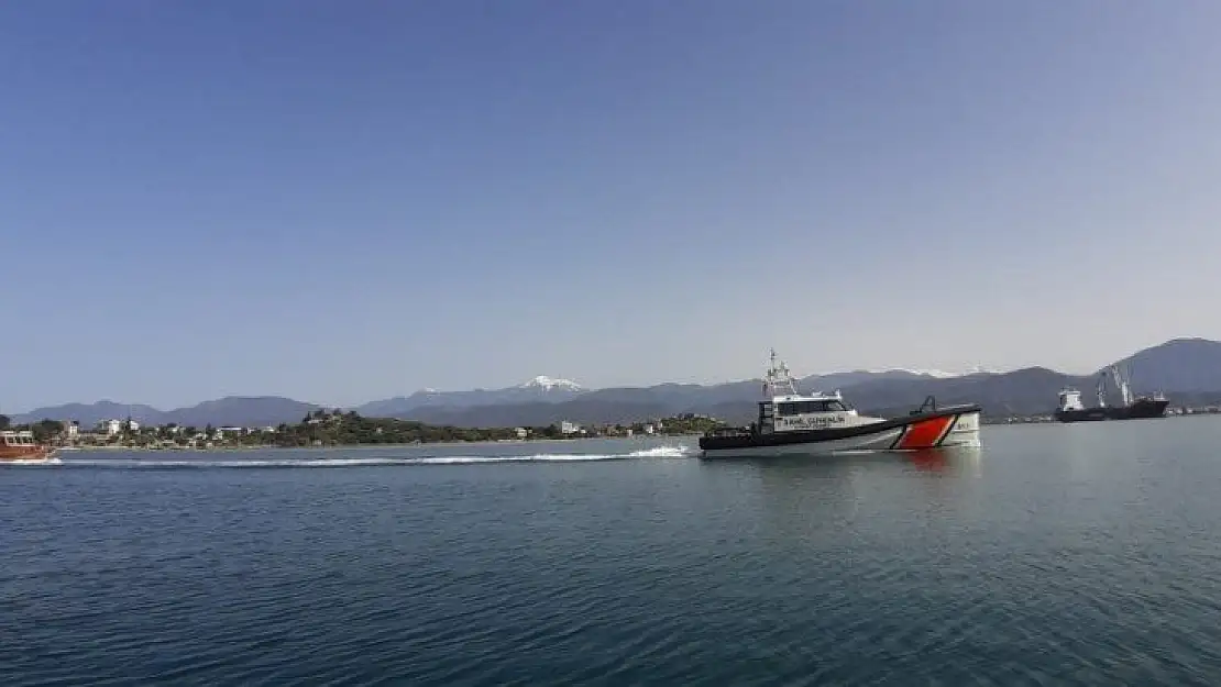 Fethiye Körfezi'nde sürüklenen teknedeki 2 kişi kurtarıldı