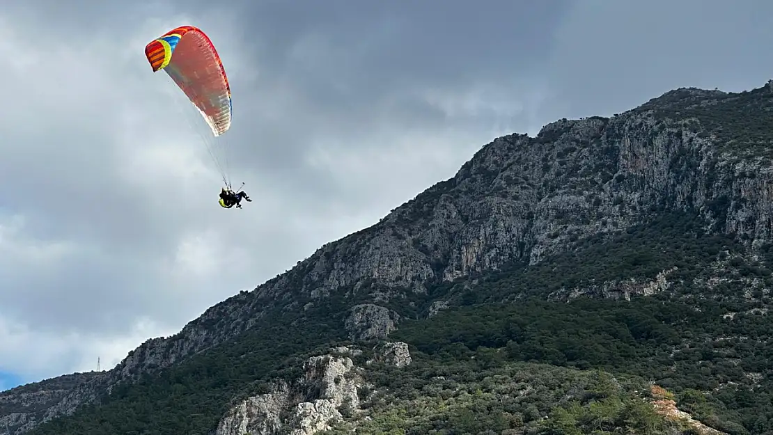 Fethiye Ölüdeniz'de sezon bitse de yamaç paraşütüne ilgi sürüyor