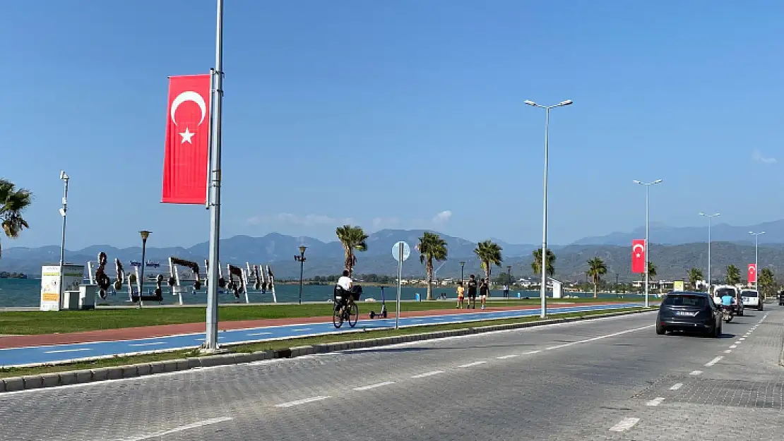 Fethiye Sahil Bandı Türk Bayraklıyla Süslendi