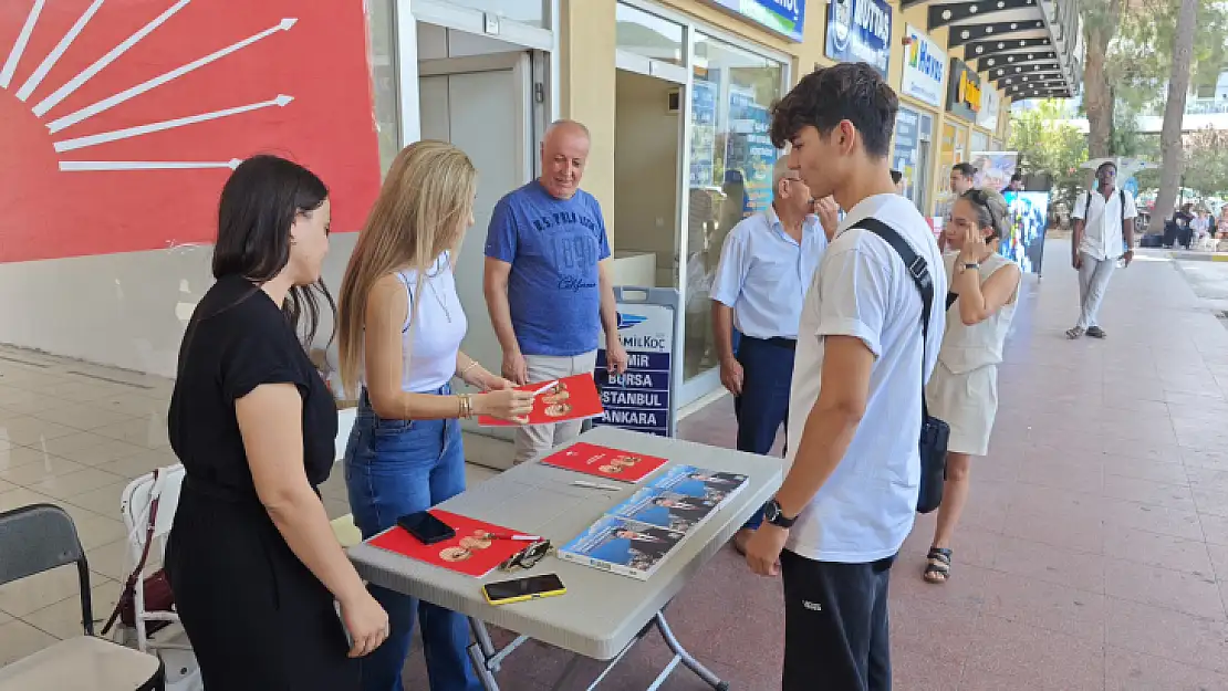 Fethiye'ye Gelen Öğrencilere Yol Gösteriyorlar