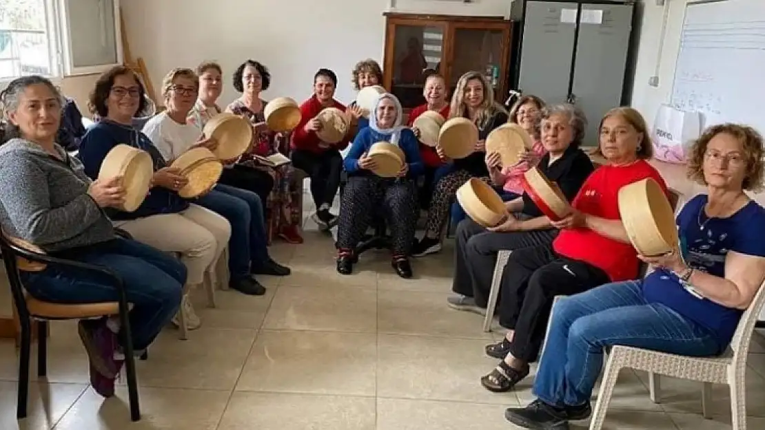 Fethiyeli Delbek sanatçısı Türkan Abacı, kursiyerlere eğitim veriyor