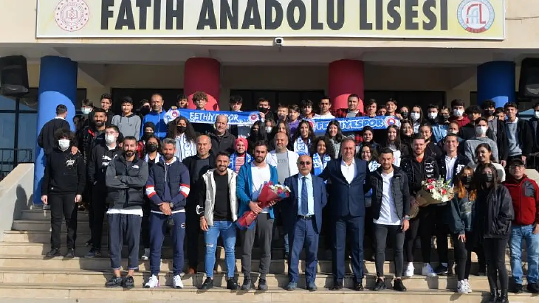 Fethiyespor'u Meşaleler Ve Çiçeklerle Karşıladılar