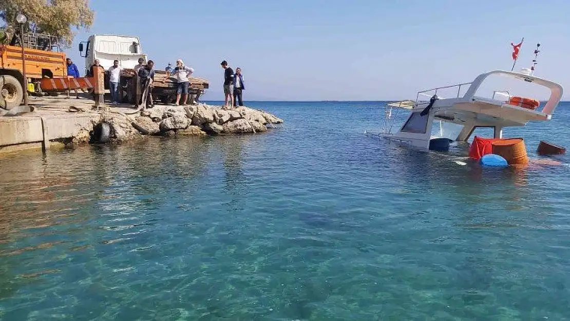 Fırtına nedeniyle batan lüks tekne 5 gün süren çalışmalar neticesinde kıyıya çekildi