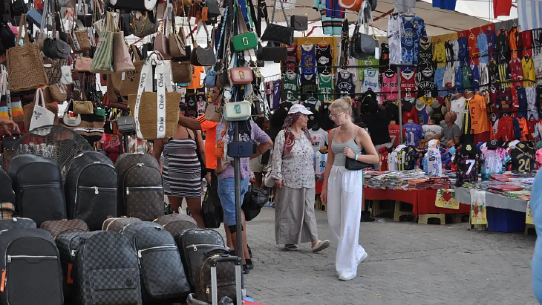 Giyim pazarına yabancı turist akını