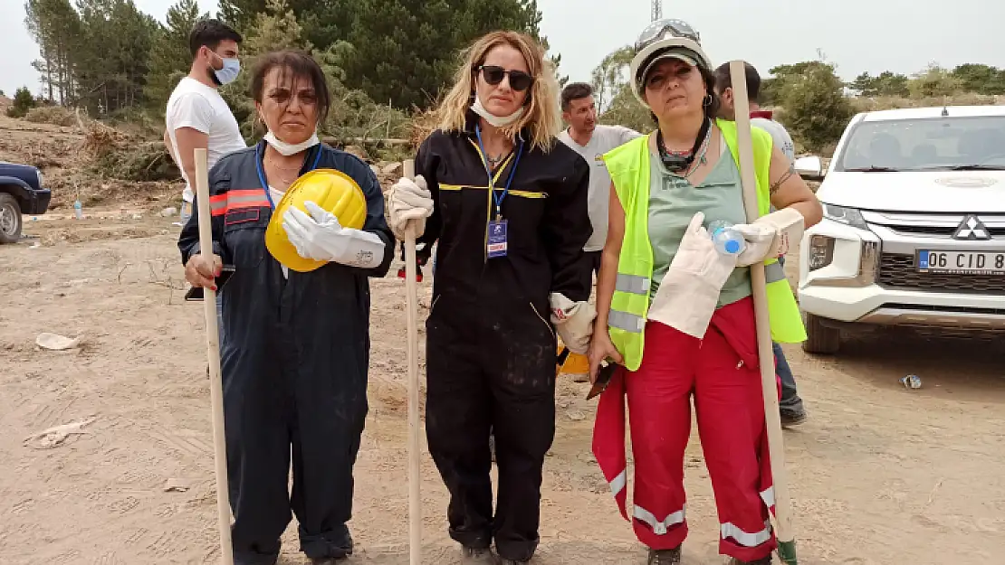 Gönüllüler yangın söndürme çalışmalarına da destek oldu