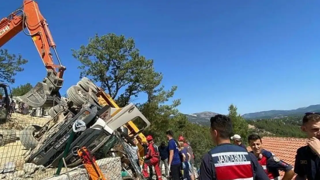 Hafriyat yüklü kamyon devrildi 1 yaralı