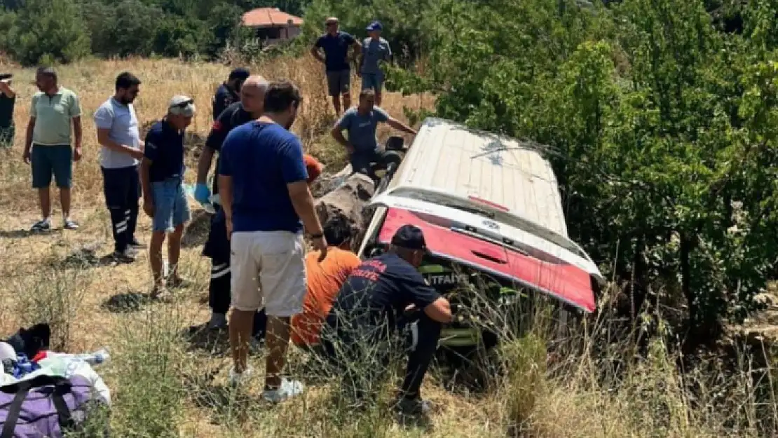 Hakimiyeti kaybolan minibüs şarampole yuvarlandı: 7 yaralı