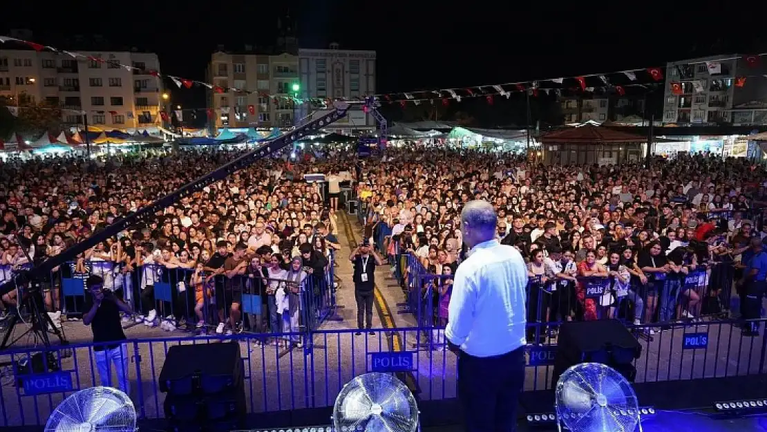 Her akşam binlerce insan Ortaca'da sanatçılara eşlik etti