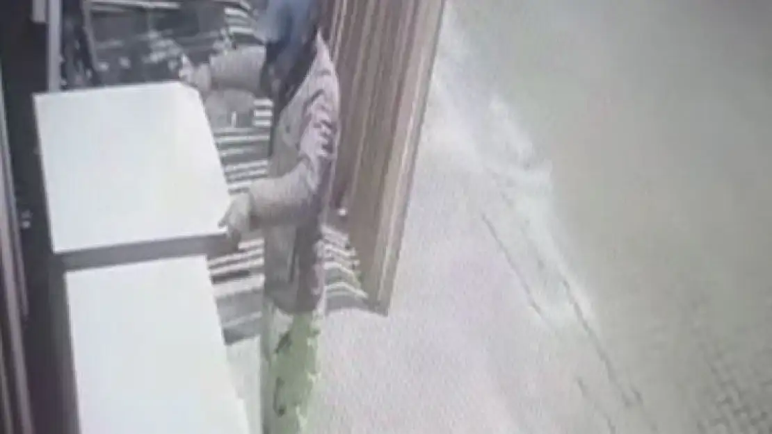 Hırsızlık olayı kameraya yansıdı