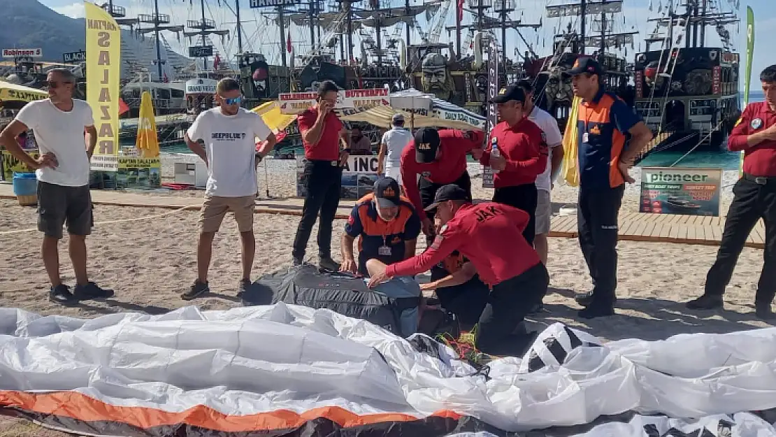 İngiliz paraşütçü plaja çakıldı, yardımına jandarma koştu