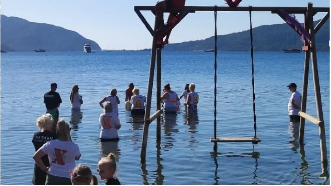 İngiliz turistler ülkesinde ölen yakınlarının küllerini denize döktü