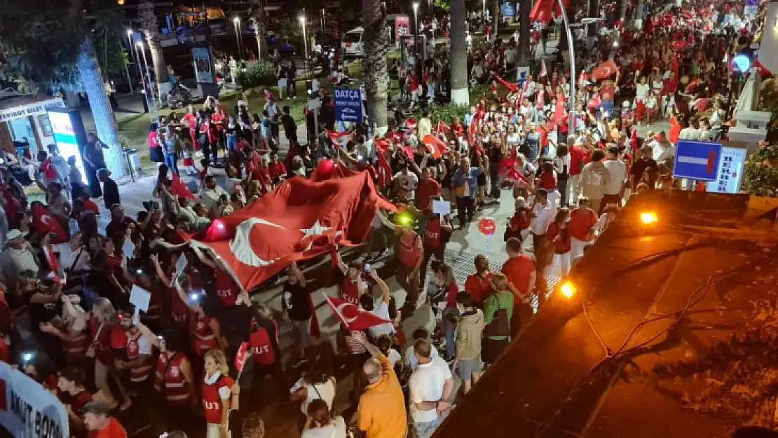 İnsanlar sokaklara sığmadı, meydanlarda adım atacak yer kalmadı