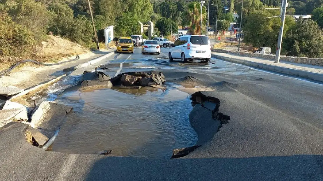 İsale hattı yine patladı, asfalt yarıldı, tonlarca su boşa aktı