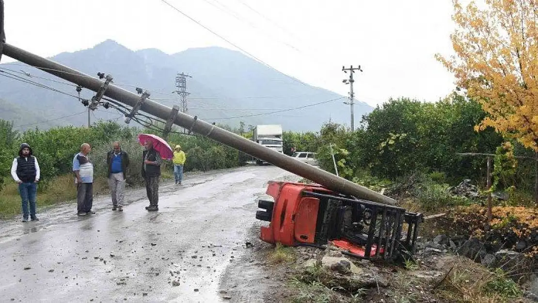 Kamyon kasasından düşen Forklift mahalleyi elektriksiz bıraktı