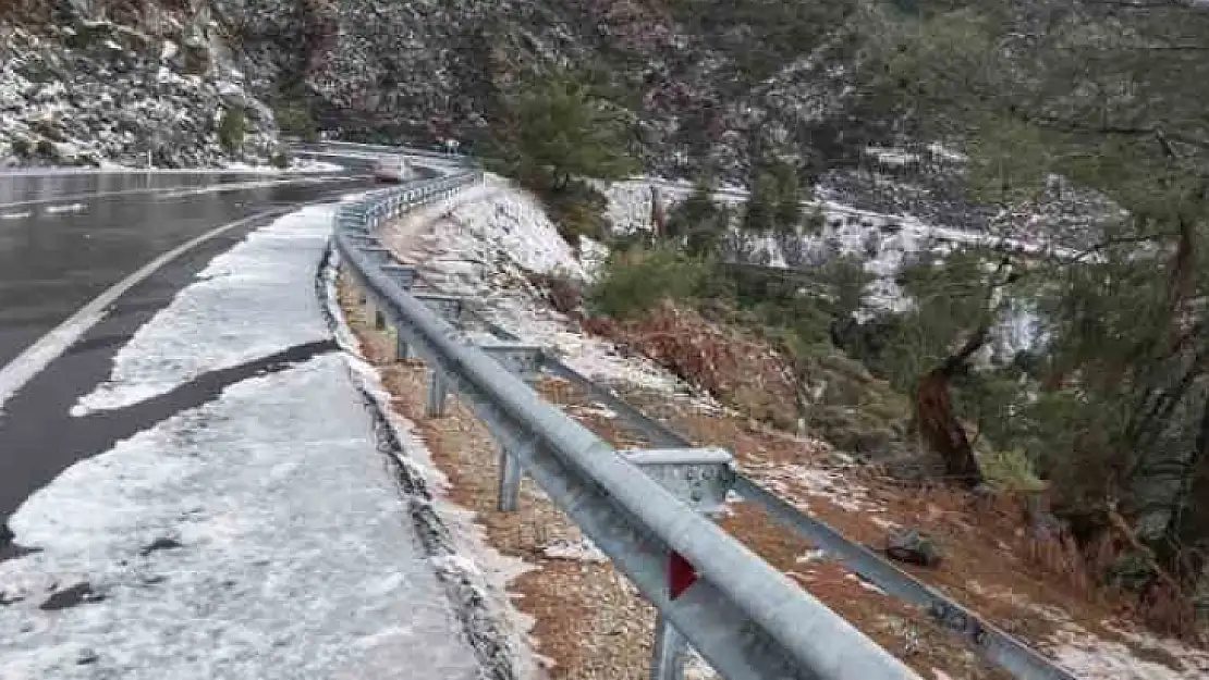 KAR YAĞIŞI DATÇA'YI BEYAZA BÜRÜNDÜ