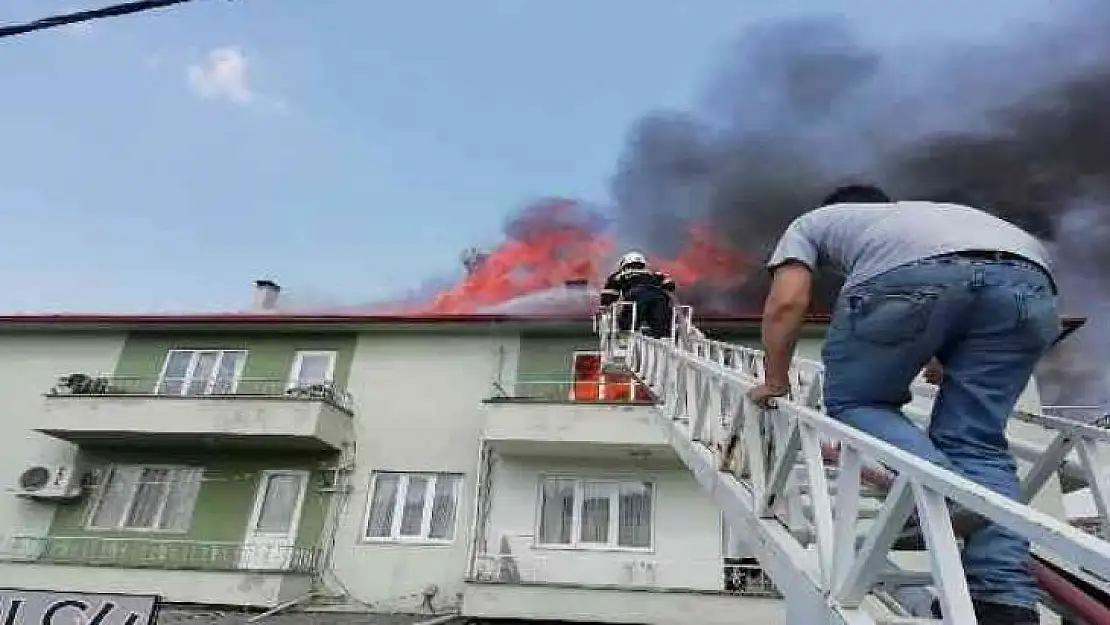 Kavaklıdere'deki çatı yangınında 2 ev kullanılamaz hale geldi