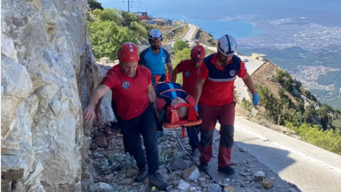 Kayalıklara düşen İngiliz paraşütçüyü UMKE ve JAK ekipleri kurtardı