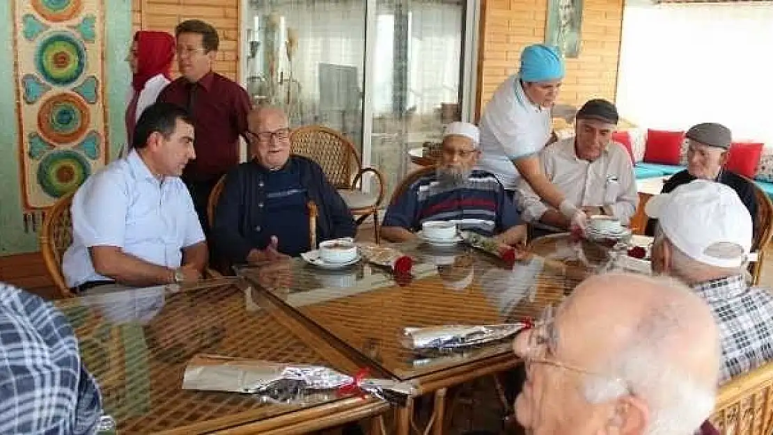 KAYMAKAM ŞAHİNER, HUZUREVİNDEKİ AŞURE GÜNÜNE KATILDI