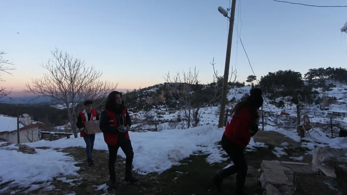 Kızılay Karlı Yolları Aşarak İhtiyaç Sahiplerine Ulaşıyor