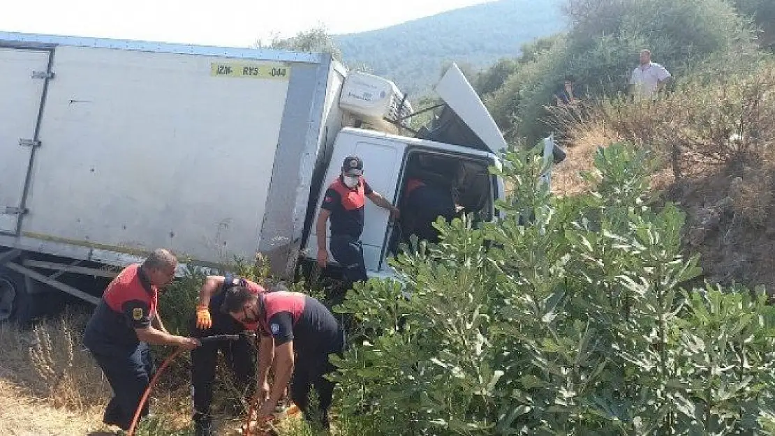 Kontrolden çıkan kamyon şarampole devrildi