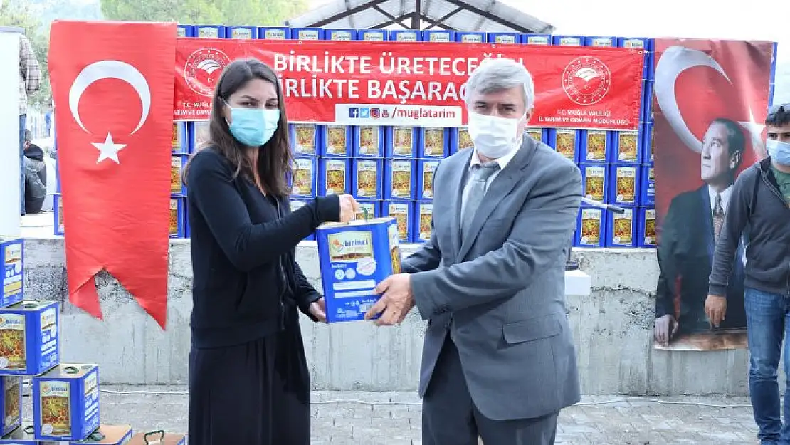 Köyceğiz'de 658 arıcıya 82 ton arı yemi dağıtıldı