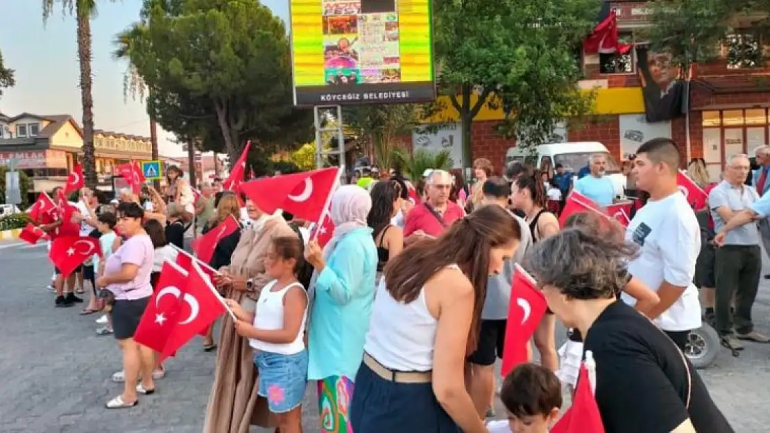 Köyceğiz'de Zafer Bayramı coşkusu, akşam da yürüyüş ve konserle sürdü