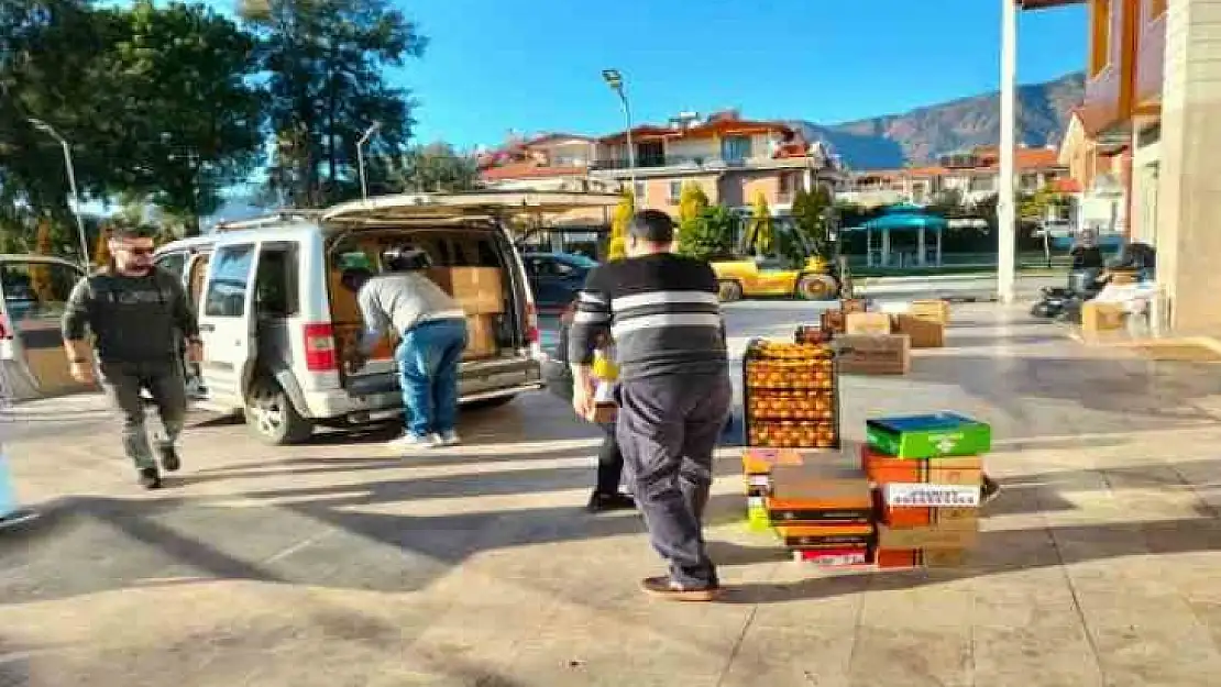 KÖYCEĞİZ'E GELEN DEPREMZEDELERİN İHTİYAÇLARINI YARDIMSEVERLER KARŞILIYOR