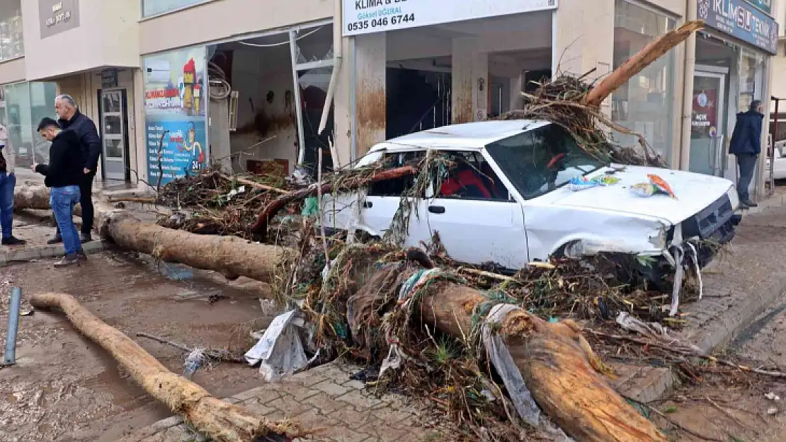 KUMLUCA'DA SEL ESNAFI VURDU, GÖRÜNTÜLER SAVAŞ ALANLARINI ARATMADI