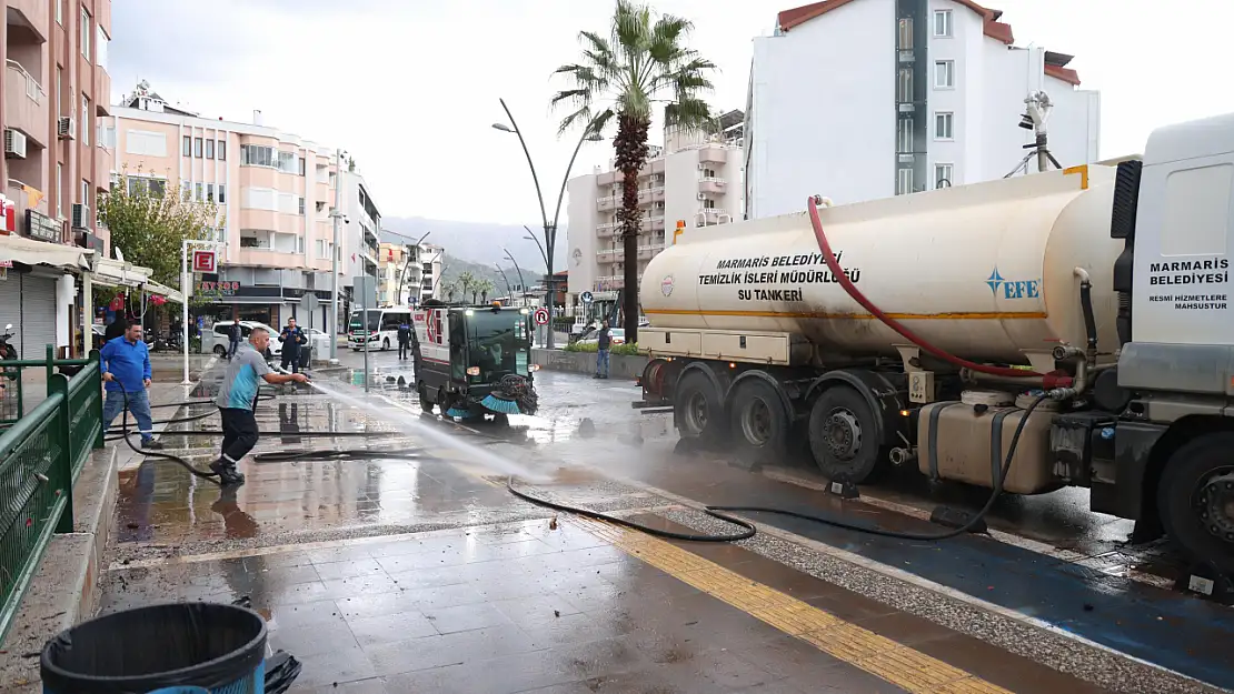 Marmaris'te belediye ekiplerinin yağmur mesaisi sürüyor