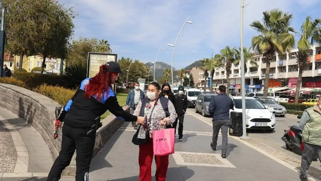 Marmaris'te kadınlara yanınızdayız mesajlı gül hediye edildi