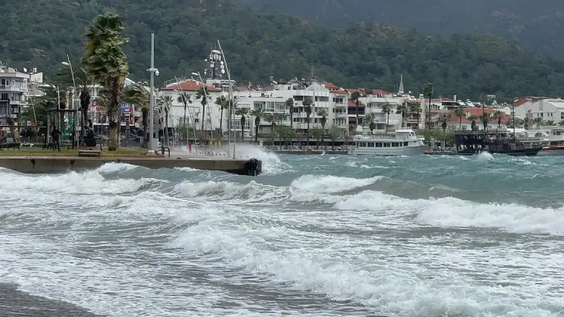 Marmaris'te önce fırtına, sonra sağanak yağış etkili oldu