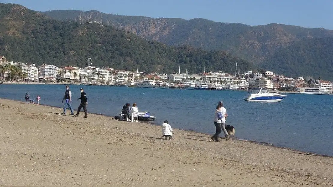 Marmaris'te sıcak havayı gören sahile indi