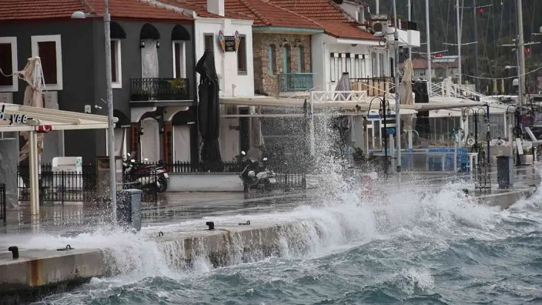 Marmaris'te şiddetli rüzgar hayatı olumsuz etkiledi