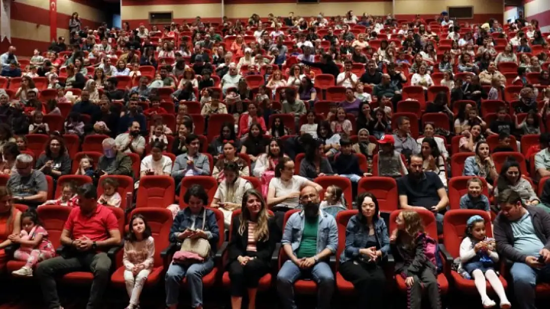 Menteşe Belediye Tiyatrosu yoğun bir taleple kapalı gişe oynuyor